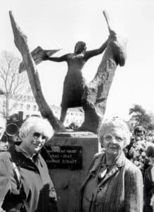 Freddie et Truus devant la statue d'Hannie